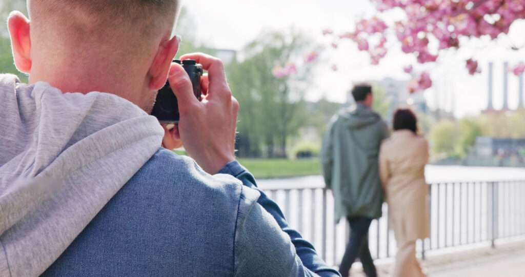 Detektiv bei Verdacht auf Fremdgehen